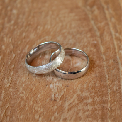 Brede, licht bolle trouwringen Classic & Love handgemaakt door Goudsmederij Goedbloed