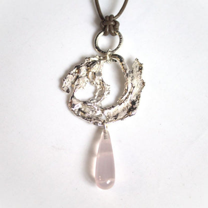 Gestolde vloeibare zilveren vormen en een druppelvormige Rozenkwarts duurzaam handgemaakt door Goudsmederij Goedbloed