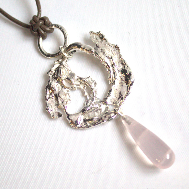 Gestolde vloeibare zilveren vormen en een druppelvormige Rozenkwarts duurzaam handgemaakt door Goudsmederij Goedbloed