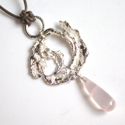 Gestolde vloeibare zilveren vormen en een druppelvormige Rozenkwarts duurzaam handgemaakt door Goudsmederij Goedbloed