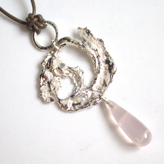 Gestolde vloeibare zilveren vormen en een druppelvormige Rozenkwarts duurzaam handgemaakt door Goudsmederij Goedbloed