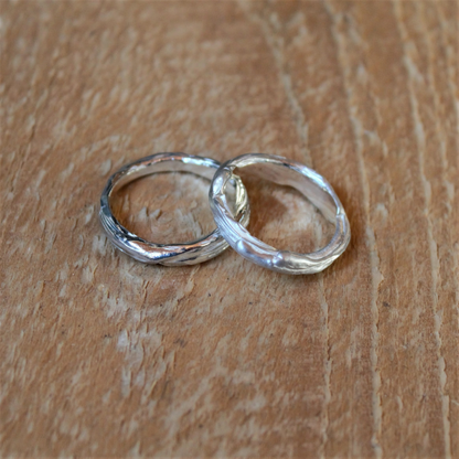 Vloeibare Lava vormen deze trouwringen handgemaakt door Goudsmederij Goedbloed