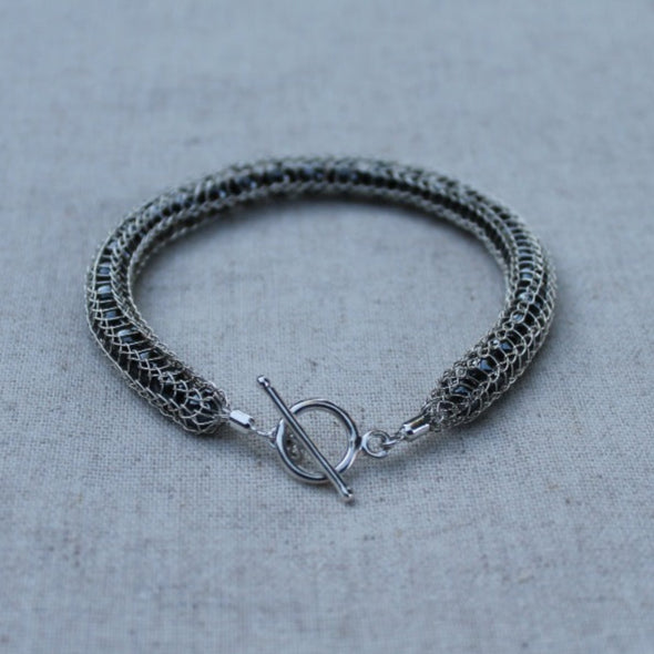 925 Zilveren Dragonstail armband met Hematiet. Een armband gemaakt met een oude sieraden techniek. Handgemaakt door Goudsmederij Goedbloed.