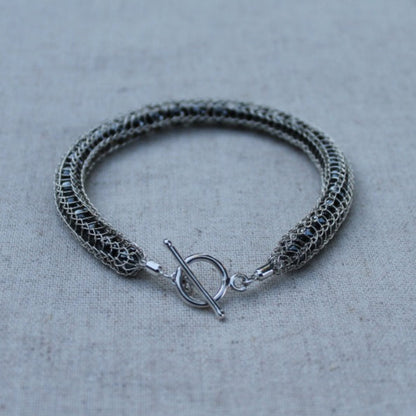 925 Zilveren Dragonstail armband met Hematiet. Een armband gemaakt met een oude sieraden techniek. Handgemaakt door Goudsmederij Goedbloed.