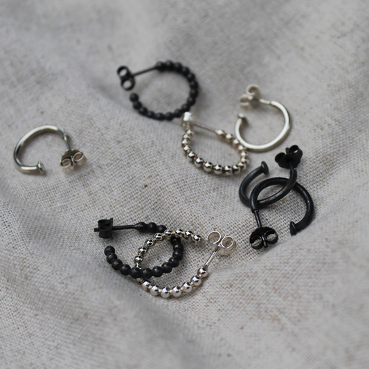 925 Zilveren creolen. Glad en bolletjes variant in wit zilver of zwart zilver. Handgemaakte oorbellen uit de classic collectie van Goudsmederij Goedbloed.