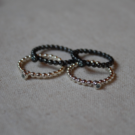 Zilveren balletjes aanschuifring met fijne witte saffier in een donutzetting uit de Classic Collectie