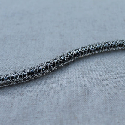 925 Zilveren Dragonstail collier met Hematiet. Een collier gemaakt met een oude sieraden techniek. Handgemaakt door Goudsmederij Goedbloed.