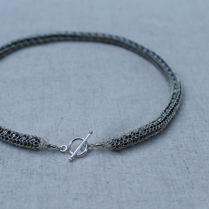 925 Zilveren Dragonstail collier met Hematiet. Een collier gemaakt met een oude sieraden techniek. Handgemaakt door Goudsmederij Goedbloed.