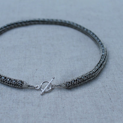 925 Zilveren Dragonstail collier met Hematiet. Een collier gemaakt met een oude sieraden techniek. Handgemaakt door Goudsmederij Goedbloed.