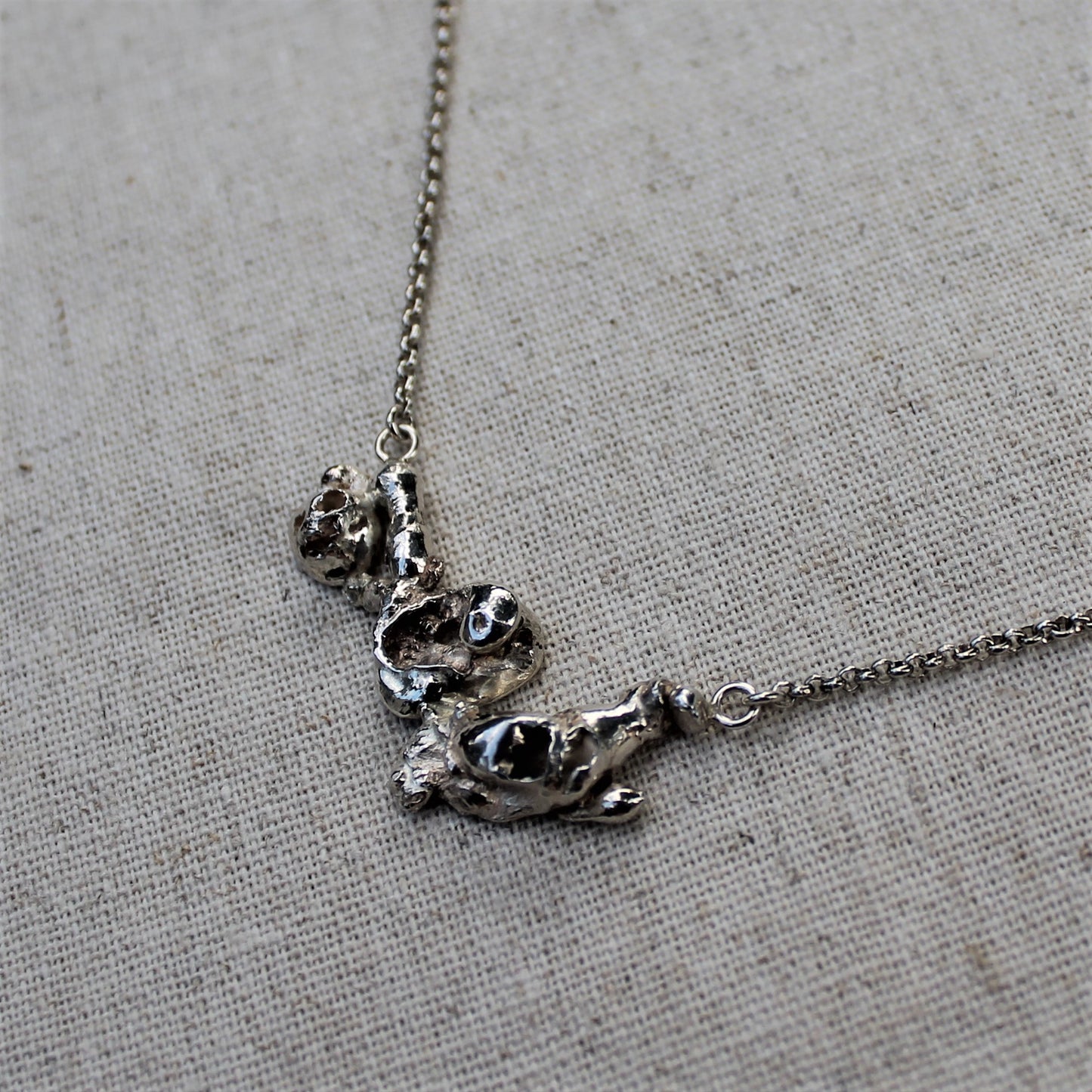 Unieke zilveren ketting van gegoten zilver. Handgemaakt collier uit de Lava collectie van Goudsmederij Goedbloed.