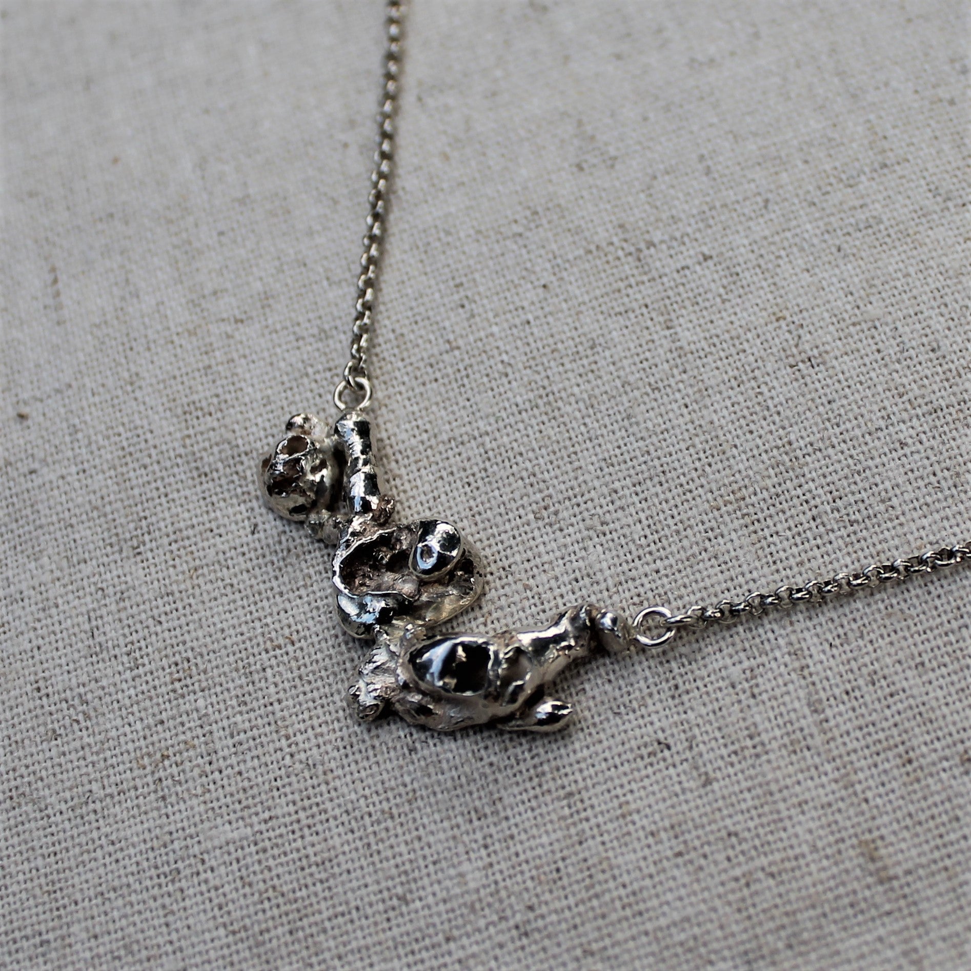 Unieke zilveren ketting van gegoten zilver. Handgemaakt collier uit de Lava collectie van Goudsmederij Goedbloed.