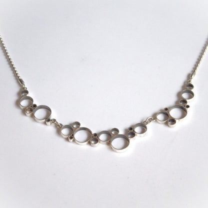 Zilveren collier met speelse cirkels als versierende elementen handgemaakt door Goudsmederij Goedbloed