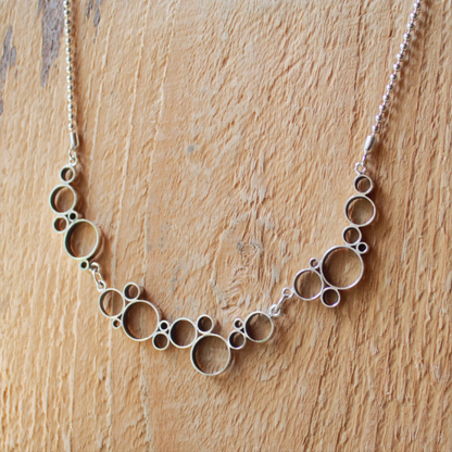 Zilveren collier met speelse cirkels als versierende elementen handgemaakt door Goudsmederij Goedbloed