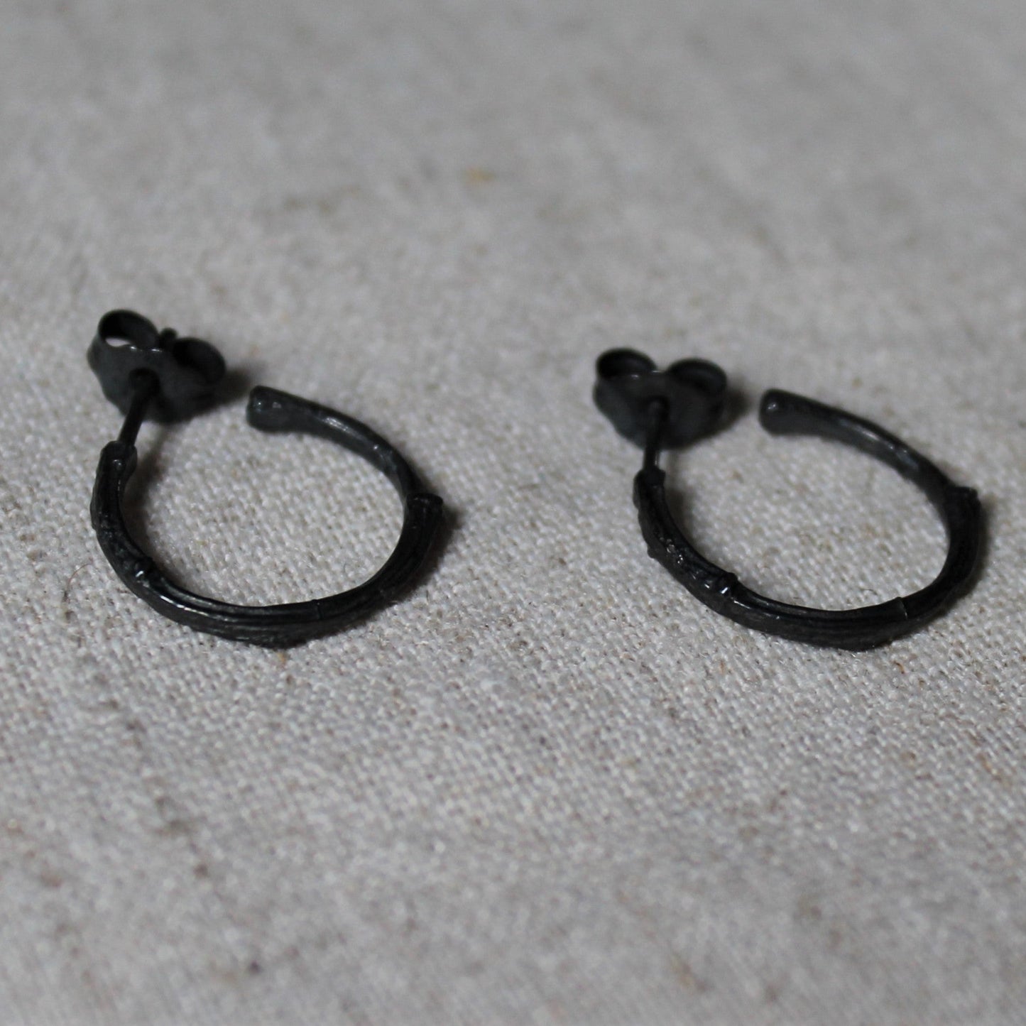 925 Zwart Zilveren Forest creolen. Oorbellen geïnspireerd door de takken van een Esdoorn. Handgemaakt door Goudsmederij Goedbloed.