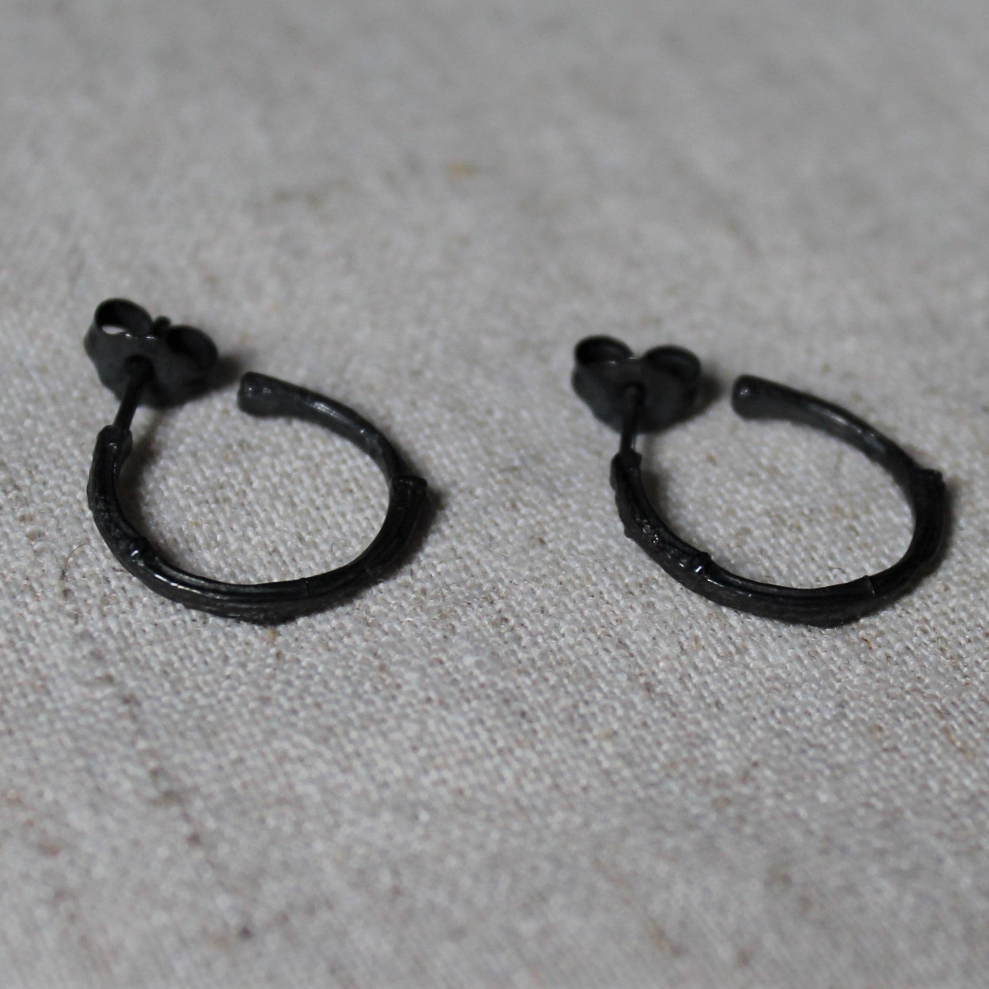 925 Zwart Zilveren Forest creolen. Oorbellen geïnspireerd door de takken van een Esdoorn. Handgemaakt door Goudsmederij Goedbloed.