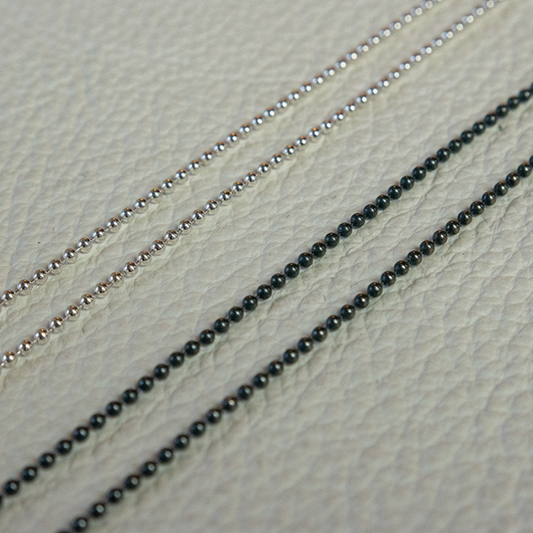 925 Zilveren balletjes ketting. Keuze uit wit of zwart zilveren ketting. Balletjes ketting uit de Classic collectie van Goudsmederij Goedbloed.