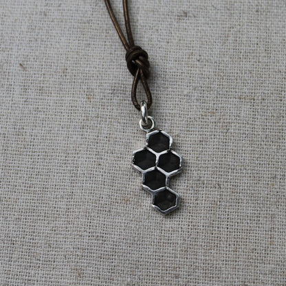 925 Zilveren Honey hanger. Een hanger met de geometrische schoonheid van honingraat. Handgemaakt door Goudsmederij Goedbloed.