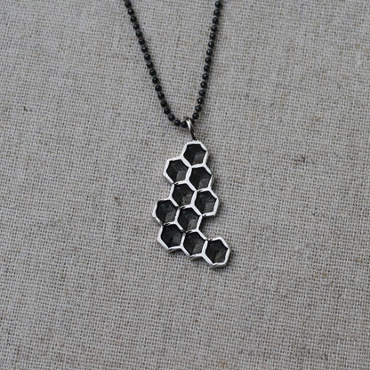 925 Zilveren Honey hanger. Een hanger met de geometrische schoonheid van honingraat. Handgemaakt door Goudsmederij Goedbloed.