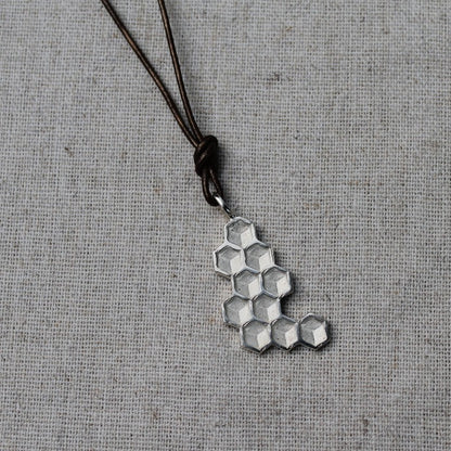 925 Zilveren Honey hanger. Een hanger met de geometrische schoonheid van honingraat. Handgemaakt door Goudsmederij Goedbloed.
