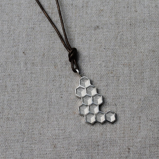 925 Zilveren Honey hanger. Een hanger met de geometrische schoonheid van honingraat. Handgemaakt door Goudsmederij Goedbloed.