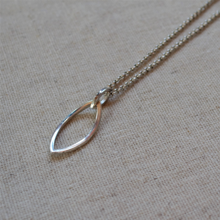 Zilver 925 geometrisch blad hanger uit de Forest collectie, word geleverd aan bruin leren koord.