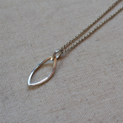 Zilver 925 geometrisch blad hanger uit de Forest collectie, word geleverd aan bruin leren koord.