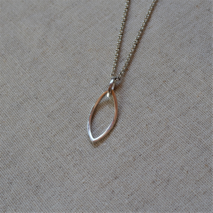 Zilver 925 geometrisch blad hanger uit de Forest collectie, word geleverd aan bruin leren koord.