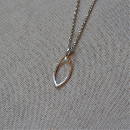 Zilver 925 geometrisch blad hanger uit de Forest collectie, word geleverd aan bruin leren koord.