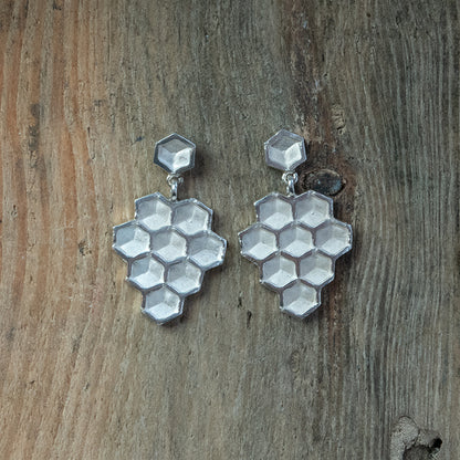 925 Zilveren Honey oorbellen. Oorbellen met de geometrische schoonheid van honingraat. Handgemaakt door Goudsmederij Goedbloed.