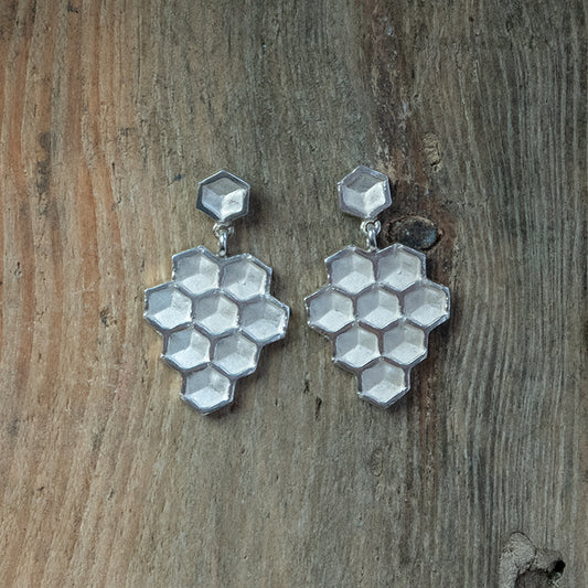 925 Zilveren Honey oorbellen. Oorbellen met de geometrische schoonheid van honingraat. Handgemaakt door Goudsmederij Goedbloed.