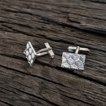 925 Zilveren Honey manchetknopen. Een paar manchetknopen met de geometrische schoonheid van honingraat. Handgemaakt door Goudsmederij Goedbloed.