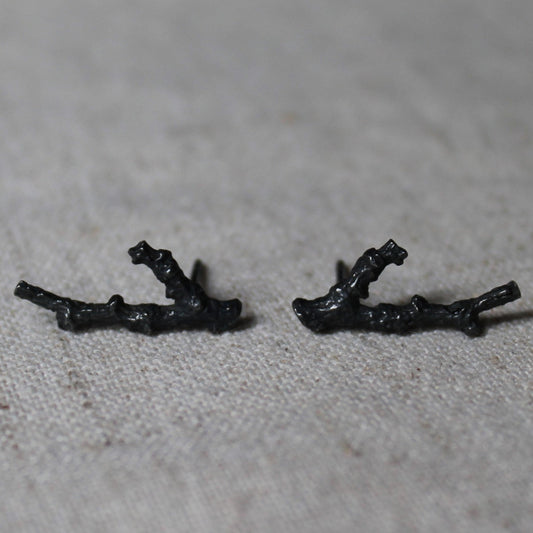 925 Zwart Zilveren Forest oorstekers. Oorbellen geïnspireerd door de takken van een boom met vertakking in de vorm van een wishbone. Handgemaakt door Goudsmederij Goedbloed.