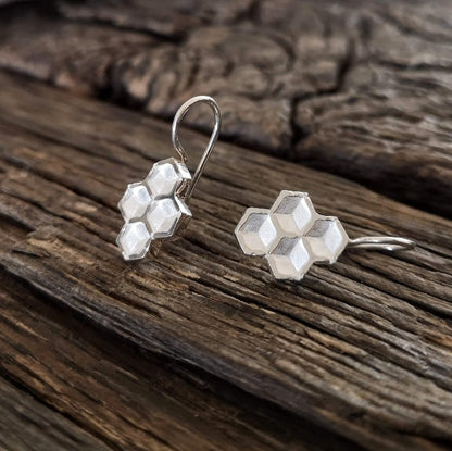 Zilver 925 honingraat textuur oorhaken uit de Honey collectie handgemaakt door Goudsmederij Goedbloed