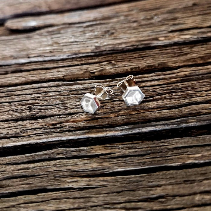 925 Zilveren Honey oorstekers met de geometrische schoonheid van honingraat. Handgemaakt door Goudsmederij Goedbloed.