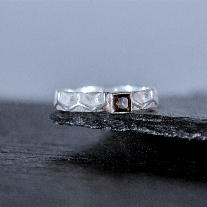 925 Zilveren Honey ring met vierkante facetgeslepen edelsteen. Een ring met de geometrische schoonheid van honingraat. Handgemaakt door Goudsmederij Goedbloed.