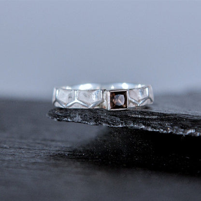 925 Zilveren Honey ring met vierkante facetgeslepen edelsteen. Een ring met de geometrische schoonheid van honingraat. Handgemaakt door Goudsmederij Goedbloed.